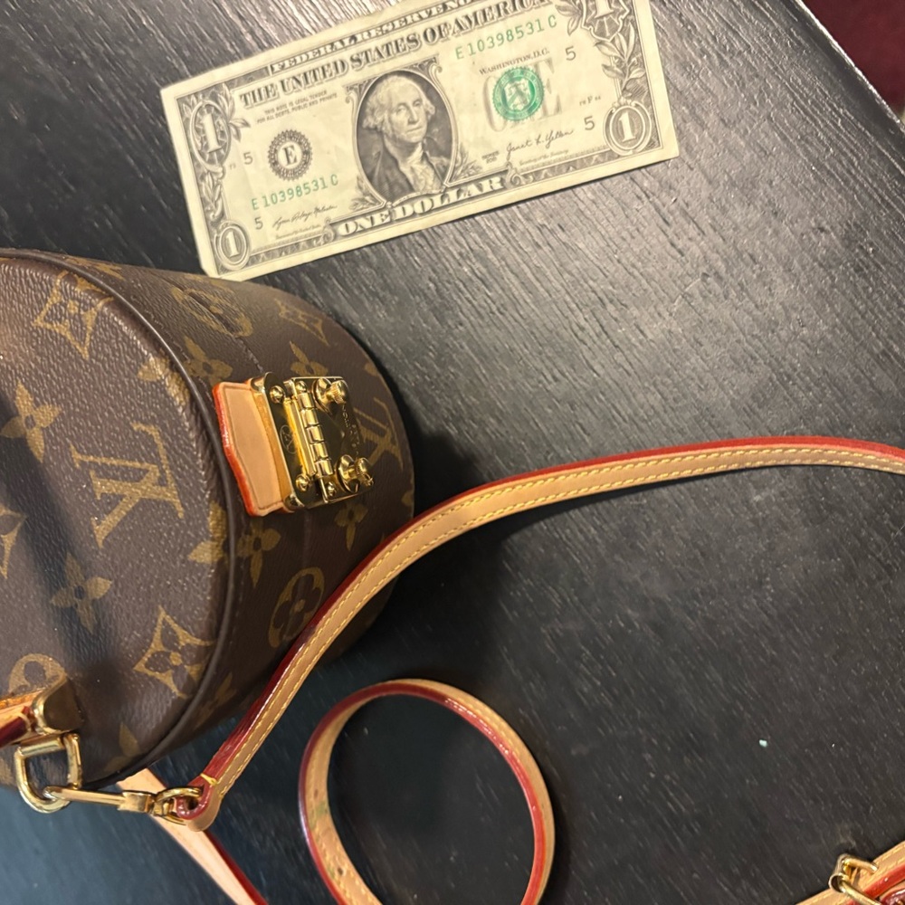 🐺🚨💥Louis Vuitton Monogram Round Crossbody Case - lipstick and mirror case💥🚨🐺 - Picture 3 of 9